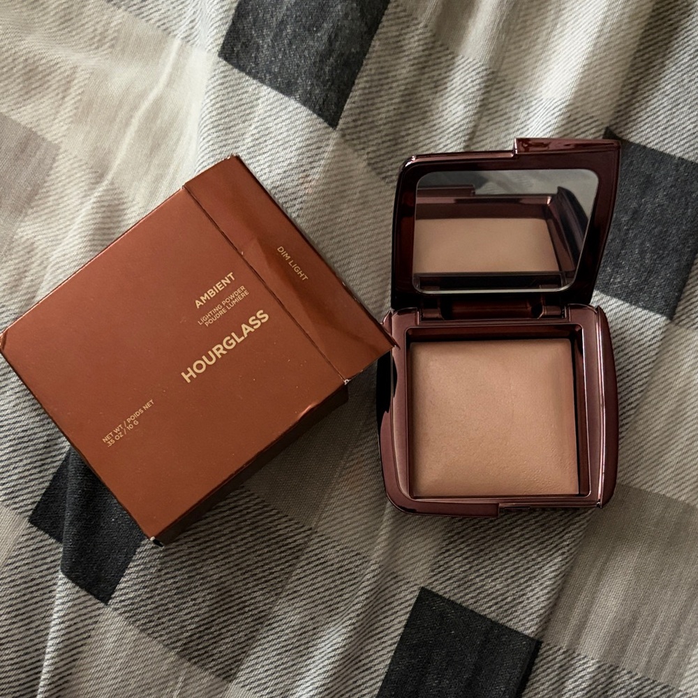 NWT Hourglass Ambient Lighting Powder Dim Light
